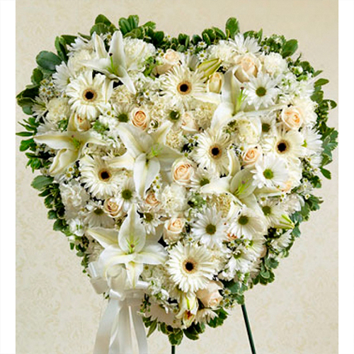 Corona de flores Corazón blanco de gerberas, rosas, liliums y claveles