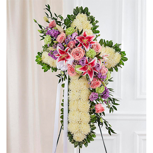 Cruz Fúnebre de pompones blancos con Rosas y flores en tono rosa y lila