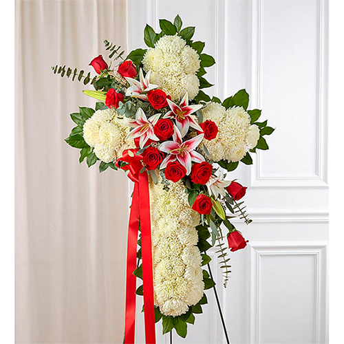 Cruz fúnebre de pompones blancos, lilium y rosas rojas